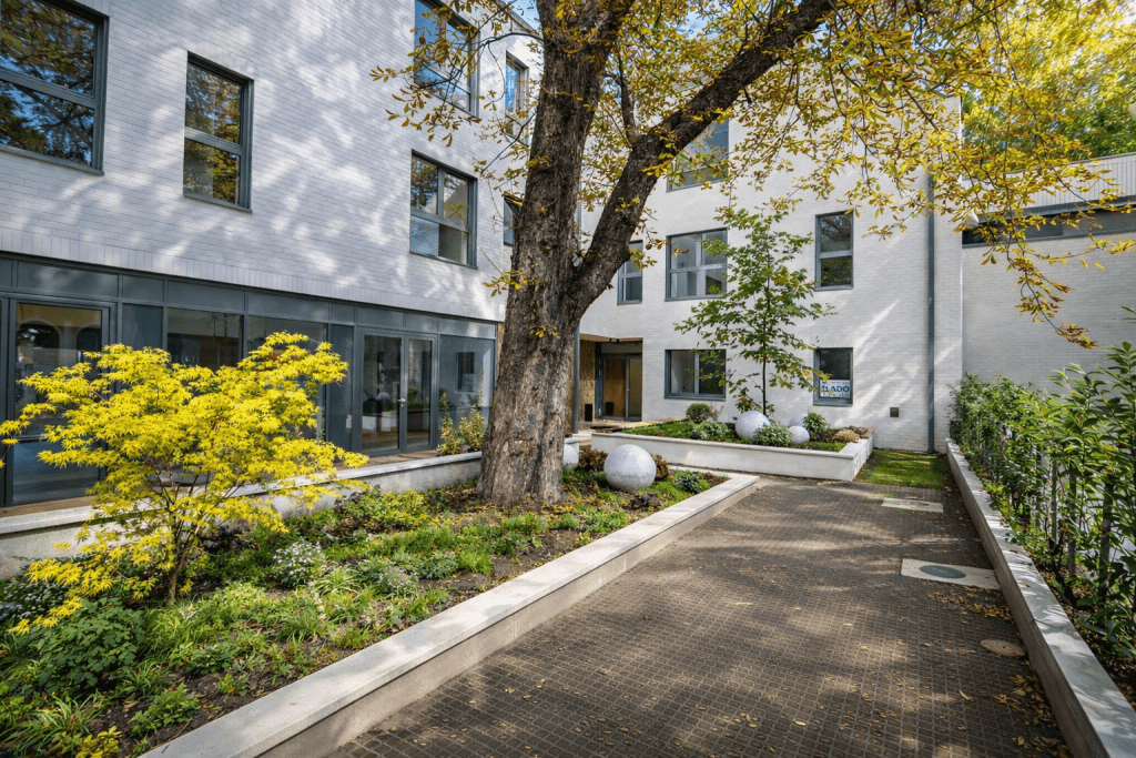 Coloman Residence belső udvara Siófokon, modern társasházi környezettel