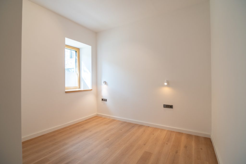 Világos hálószoba fa padlóval a siófoki Coloman Residence lakásában