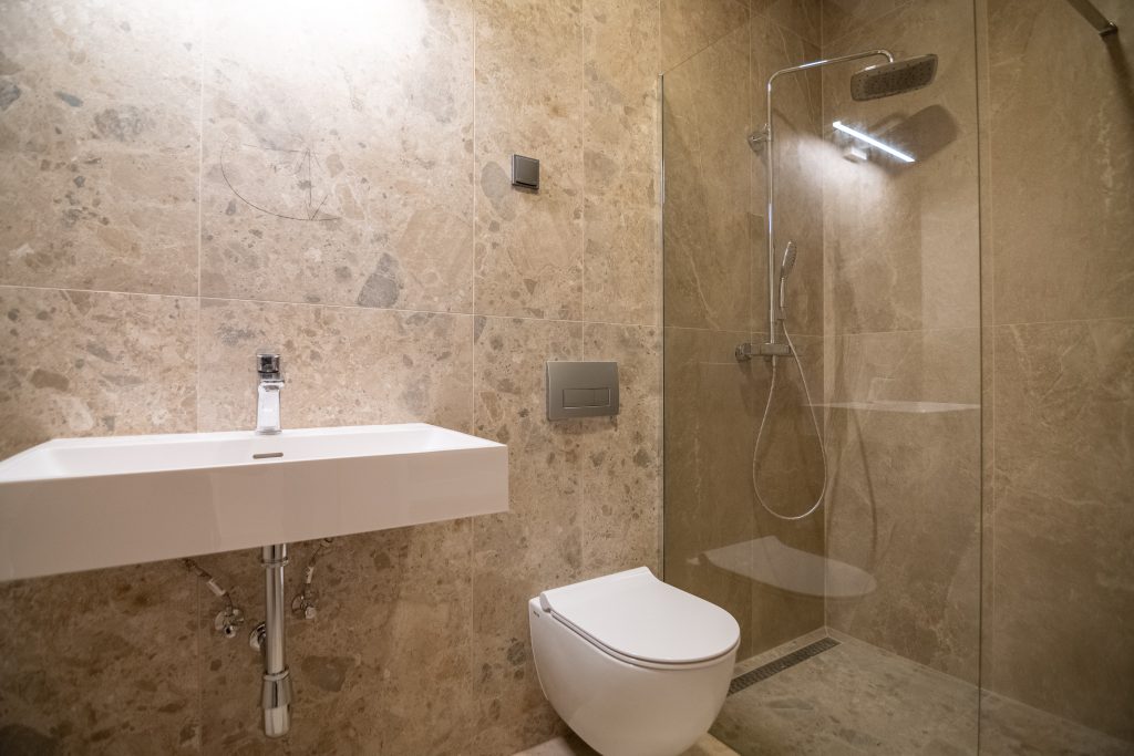Modern fürdőszoba épített zuhanyzóval a siófoki Coloman Residence lakásában