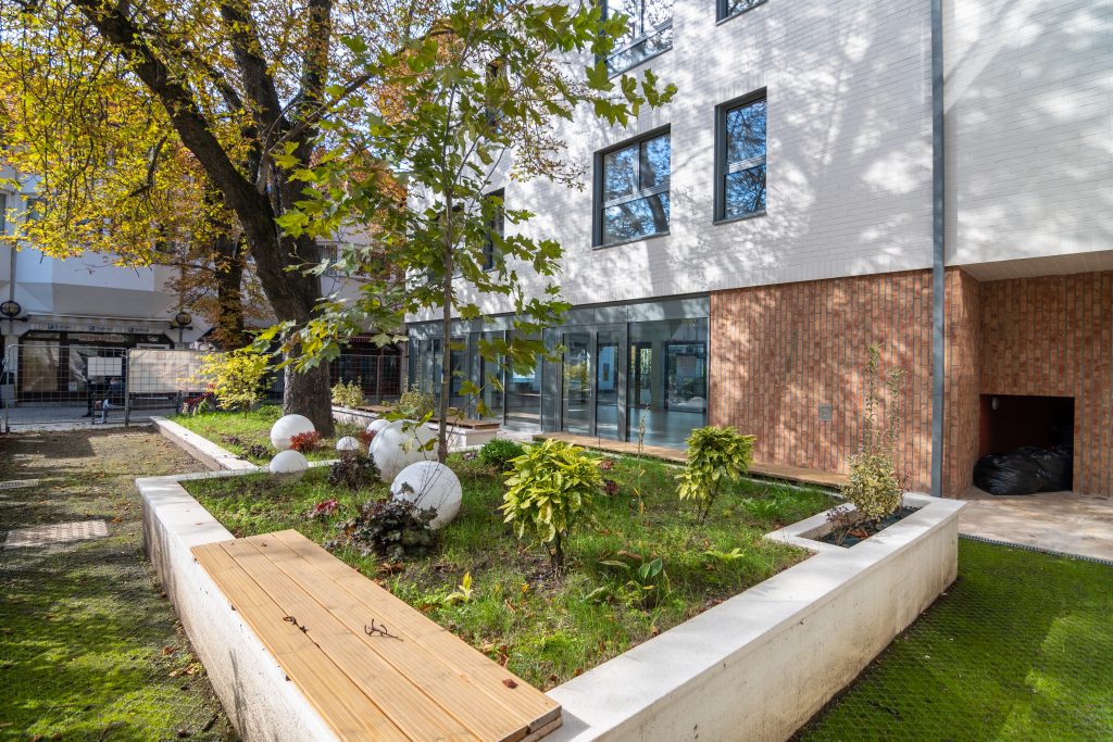 Coloman Residence társasházi kert és modern épületrész Siófokon.