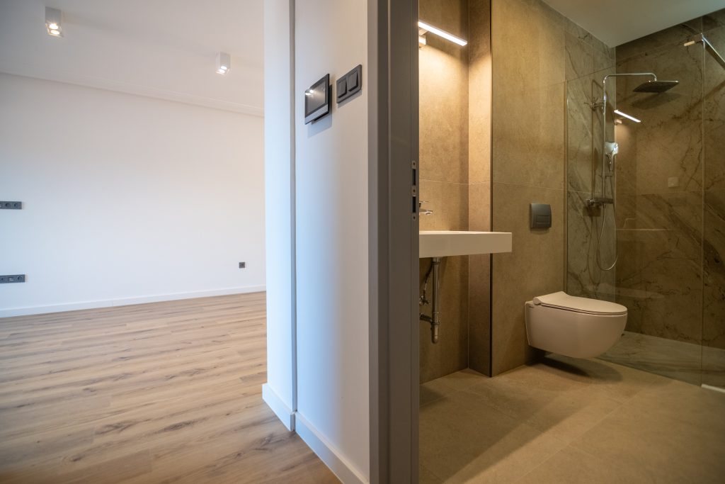 Előtéri rész és fürdőszoba bejárat a Coloman Residence első emeleti lakásában.