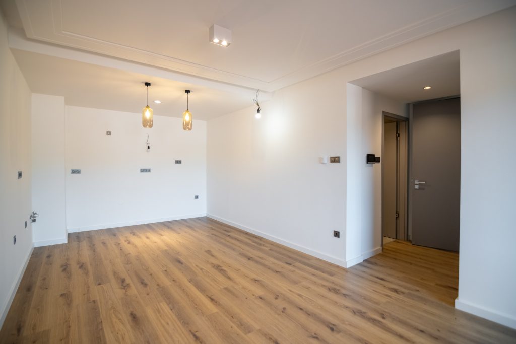 Üres nappali-étkező tér a Coloman Residence első emeleti lakásában Siófokon.