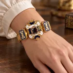 Viselési látványkép – Biedermeier arany karkötő gránáttal