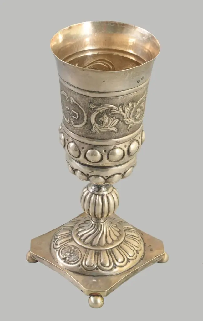 Dokumentációs részletfotó 1 – Ezüst talpas kidduspohár – Bécs, 1836